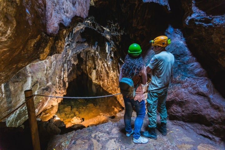 Mirando en silencio el área donde habitan los murciélagos en la Cueva del Agua, de las Cuevas de Fuentes de León, en la provincia de Badajoz.