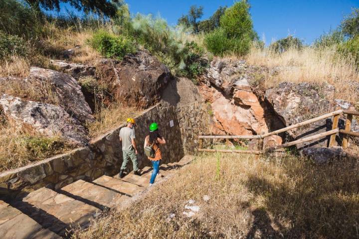 Caminando con el guía para alcanzar la siguiente cueva de las Cuevas de Fuentes de León, en la provincia de Badajoz.