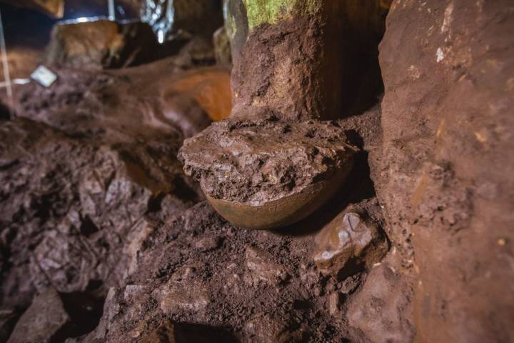 Detalle de un yacimiento romano en la Cueva de Postes, de las Cuevas de Fuentes de León, en la provincia de Badajoz.