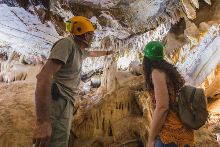En el interior de la Cueva Masero o Bonita, en las Cuevas de Fuentes de León, en la provincia de Badajoz.