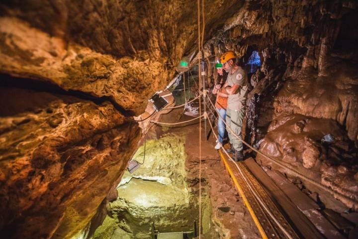 Examinando junto al guía la Cueva de los Postes, de las Cuevas de Fuentes de León, en la provincia de Badajoz.