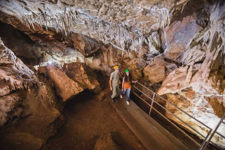 Con el guía el interior de la Cueva Masero, de las Cuevas de Fuentes de León, en la provincia de Badajoz.