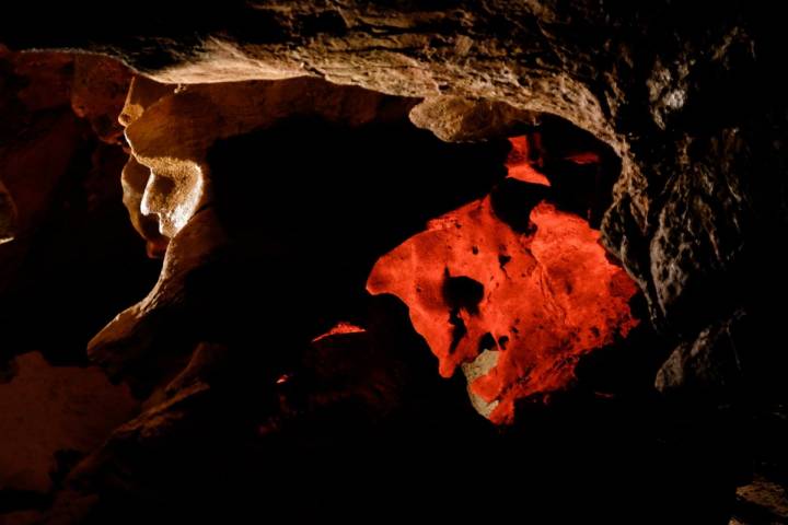 La Cara del Diablo es la única formación de la cueva iluminada en rojo. ¡Imposible no verla!