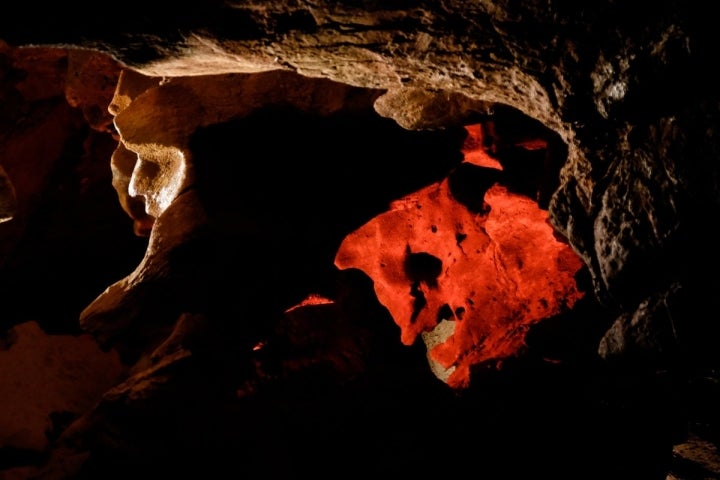 La Cara del Diablo es la única formación de la cueva iluminada en rojo. ¡Imposible no verla!