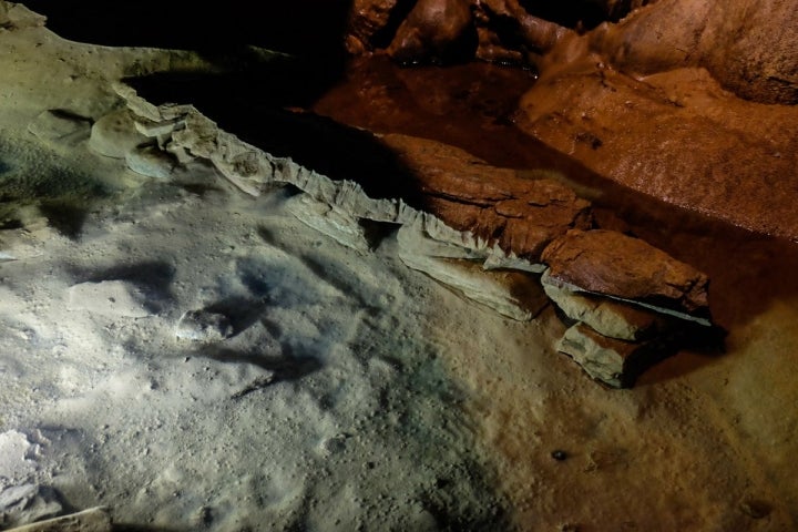 Este charco en la Galería Seca se llama el Lago del Cocodrilo. Lógico, ¿verdad?