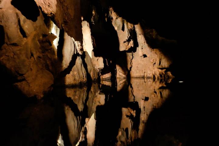 En algunas partes de la travesía el techo de la cueva se confunde con su reflejo en el agua.