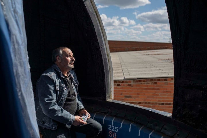 Joaquín mirando hacia el cielo