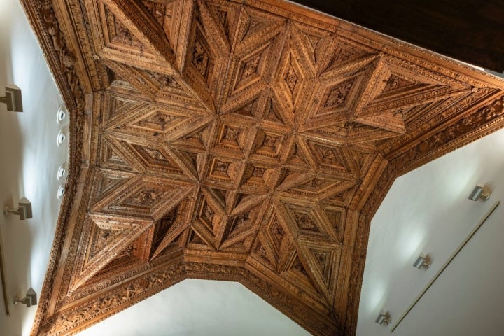 El artesonado original de los tiempos de los príncipes, el gran lujo del lugar.