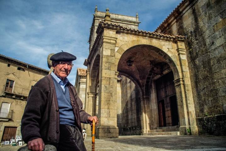 Así posa Marcos González, uno de los habitantes más especiales de La Alberca.
