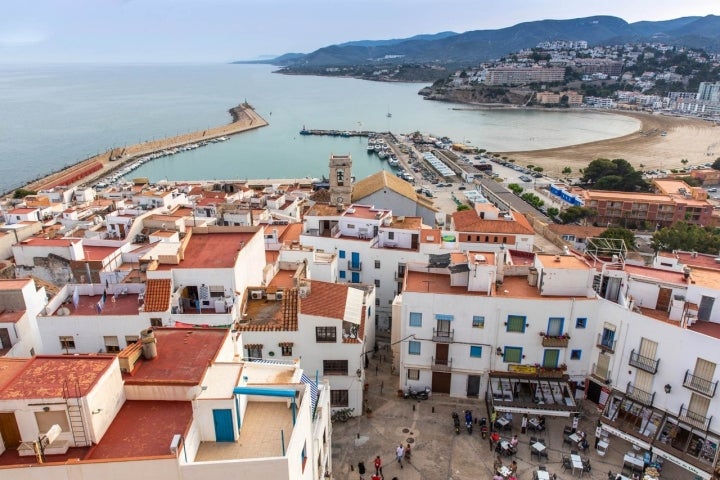 El puerto, el casco histórico y la Playa Sur al fondo.