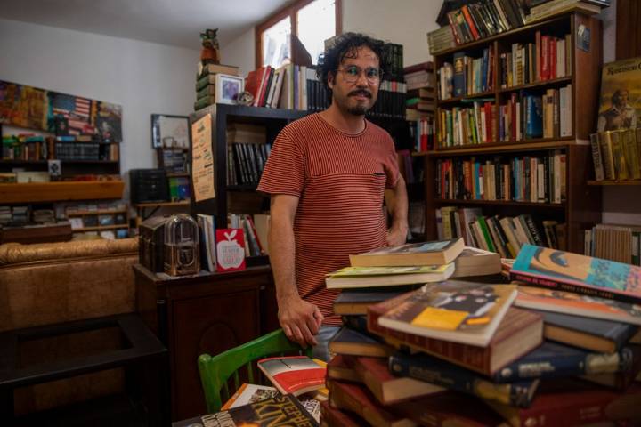 Víctor Blasco con sus libros.