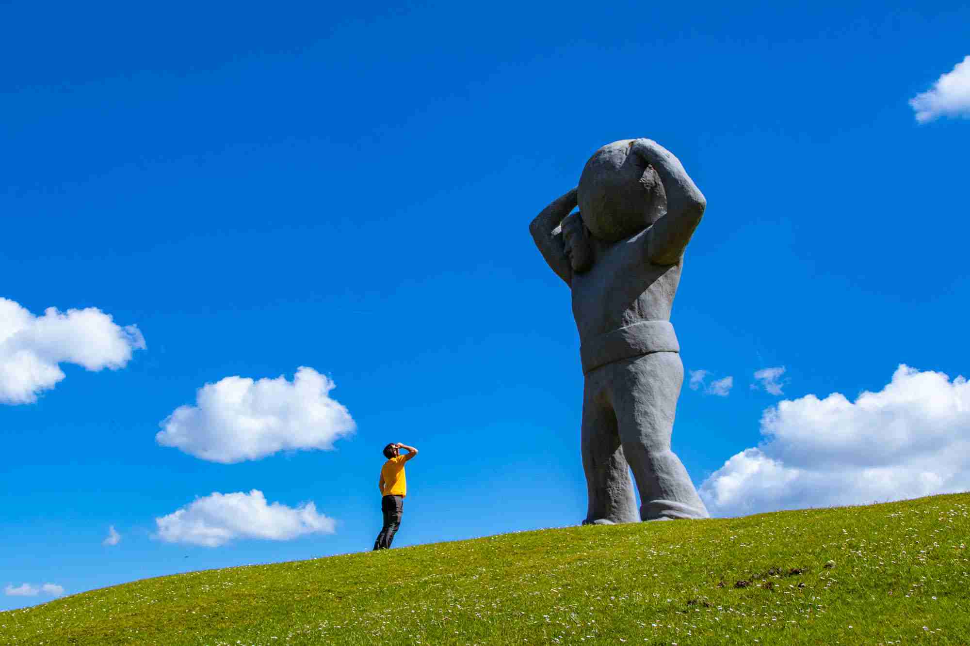 Escultura del 'harrijasotzaile' (levantador de piedras) de 8 m de altura y 40 toneladas.