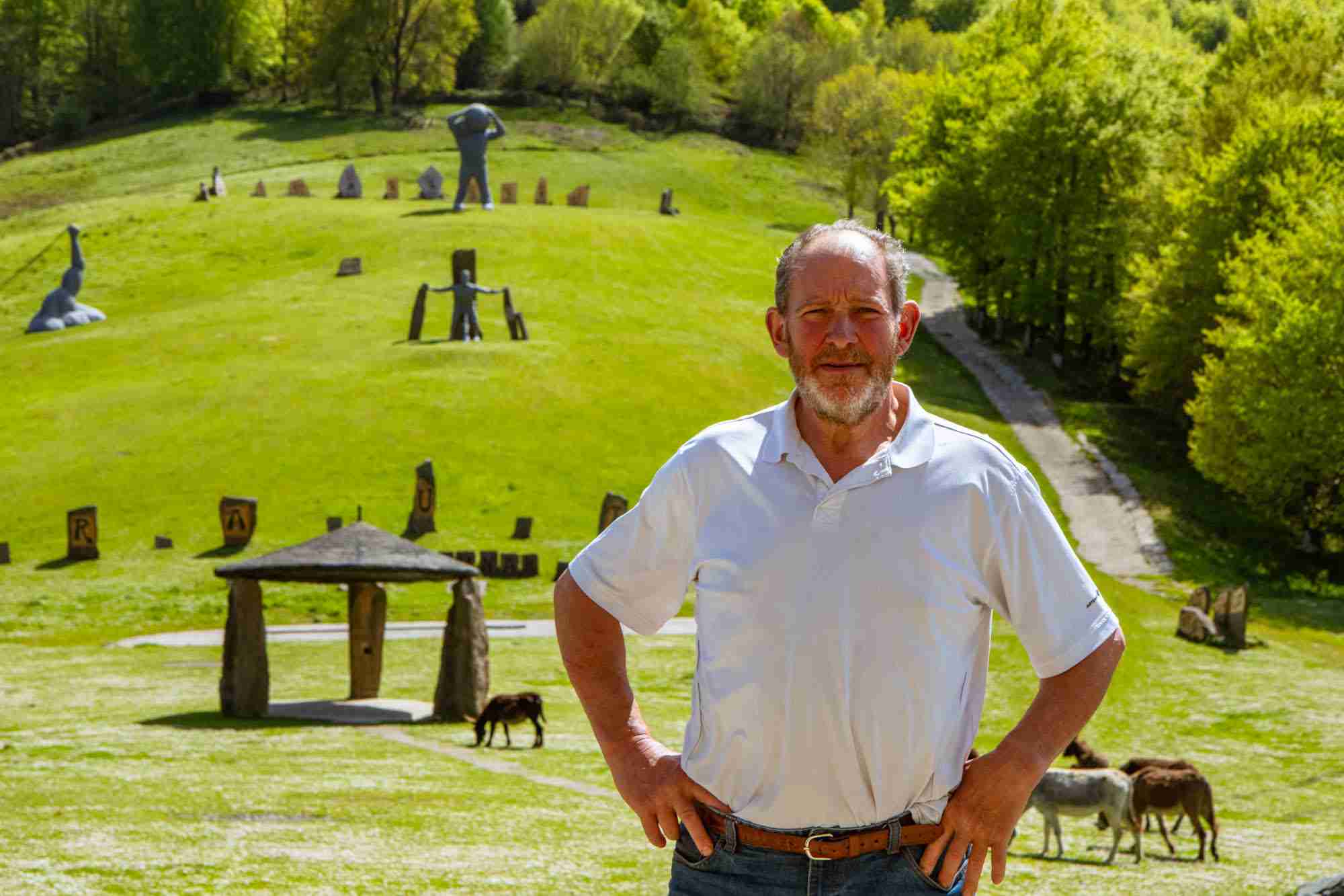  Iñaki Perurena, a sus 69 años, delante de Peru Harri.