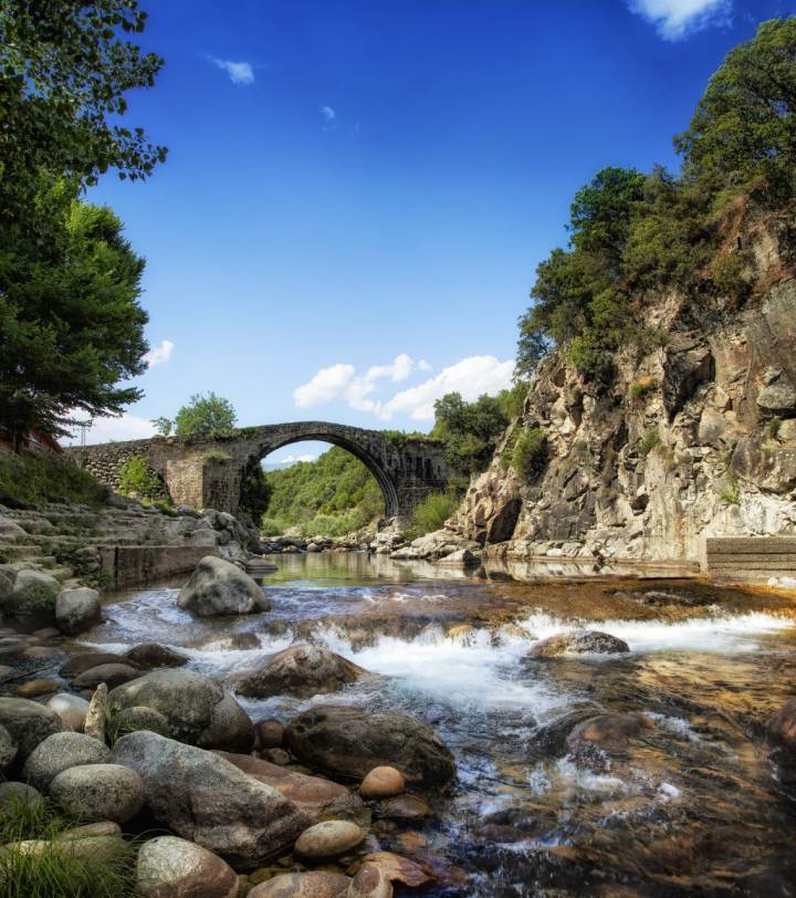 Puente romano sobre la garganta de Alardos, en Madrigal. Foto: Shutterstock.