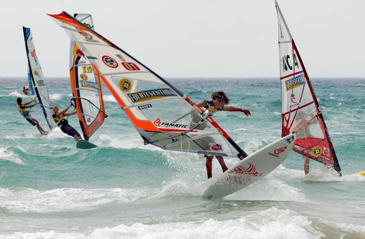 O divertirse practicando todos los deportes que permiten el viento y el mar de Fuerteventura. Foto: Alfredo Merino