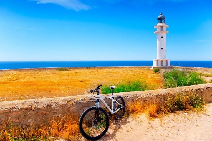 Formentera hay que vivirla sobre dos ruedas. Foto: Shutterstock.