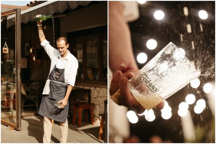 Camarero escanciando sidra en un llagar asturiano