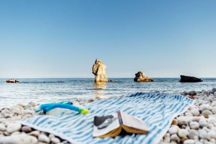 A la playa Es Niu de s'Águila, en Sant Josep de Sa Talaia, Ibiza, solo se puede llegar a pie desde Ses Bosques. Foto: César Cid.