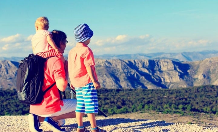 Padre con sus dos hijos en la montaña