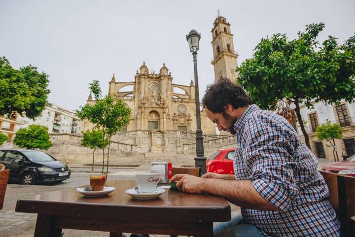 Un café frente a la Catedral. Foto: Javier Sierra.