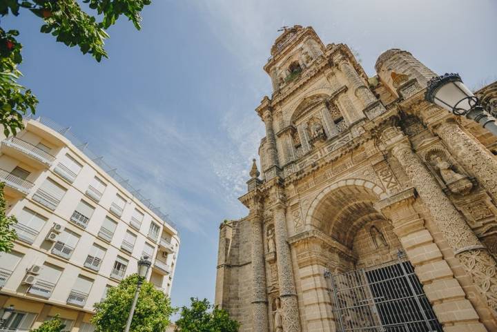La Parroquia de San Miguel presidiendo la plaza del mismo nombre. Foto: Javier Sierra.