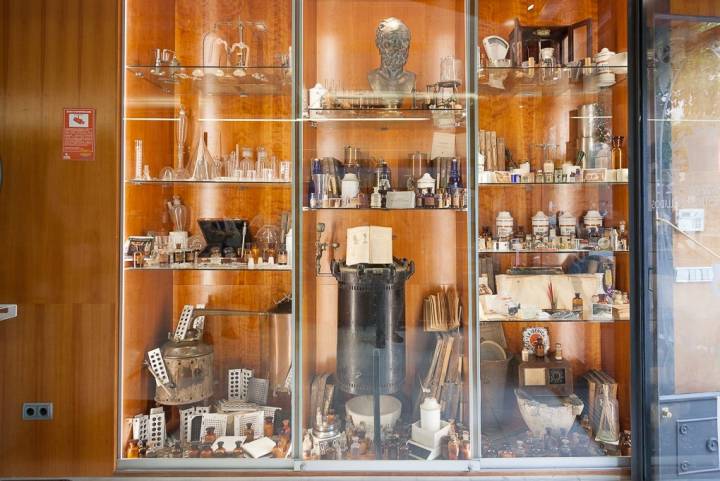 La vitrina guarda auténticas reliquias que conserva la farmacia. Foto: Alberto Criado.