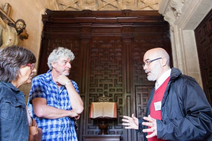 Atendiendo a las explicaciones de Rafael Puerto en el interior de la iglesia. Foto: Alberto Criado.