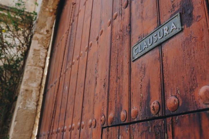 Traspasando esta puerta se puede acceder a la Cartuja. Foto: Javier Sierra.