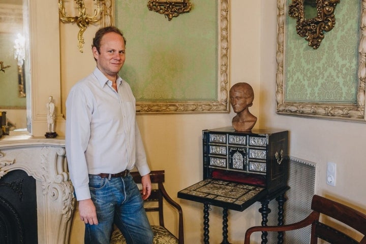 Álvaro muestra el bargueño de plata, único objeto que conservan del Virrey. Foto: Javier Sierra.