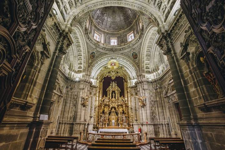 El altar en el interior de la Parroquia de San Miguel, una auténtica obra de arte. Foto: Javier Sierra.