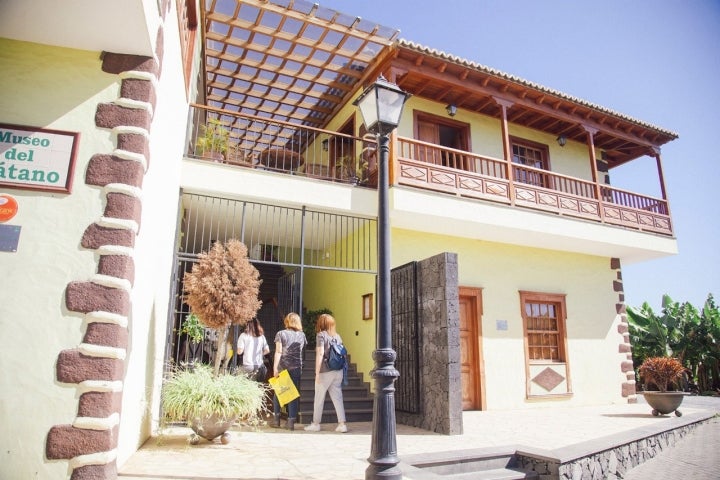 El Museo está alojado en una típica casa canaria de dos plantas. La entrada cuesta 2 euros.