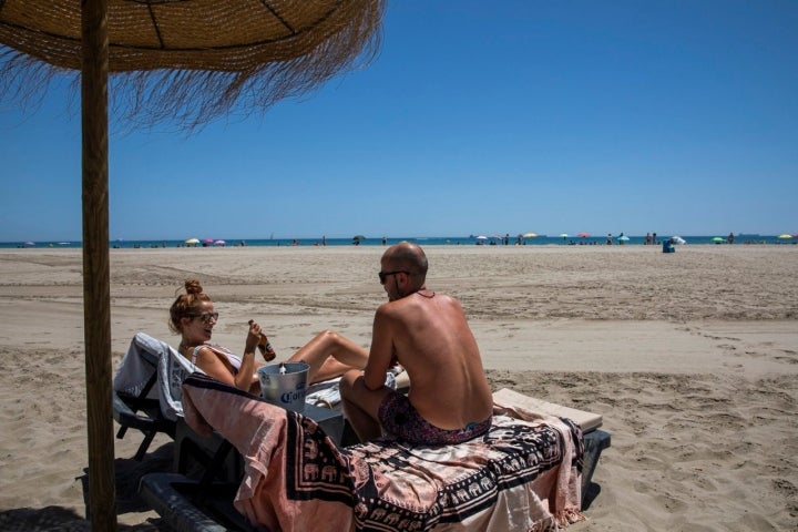 Tomando un botellín a medias.