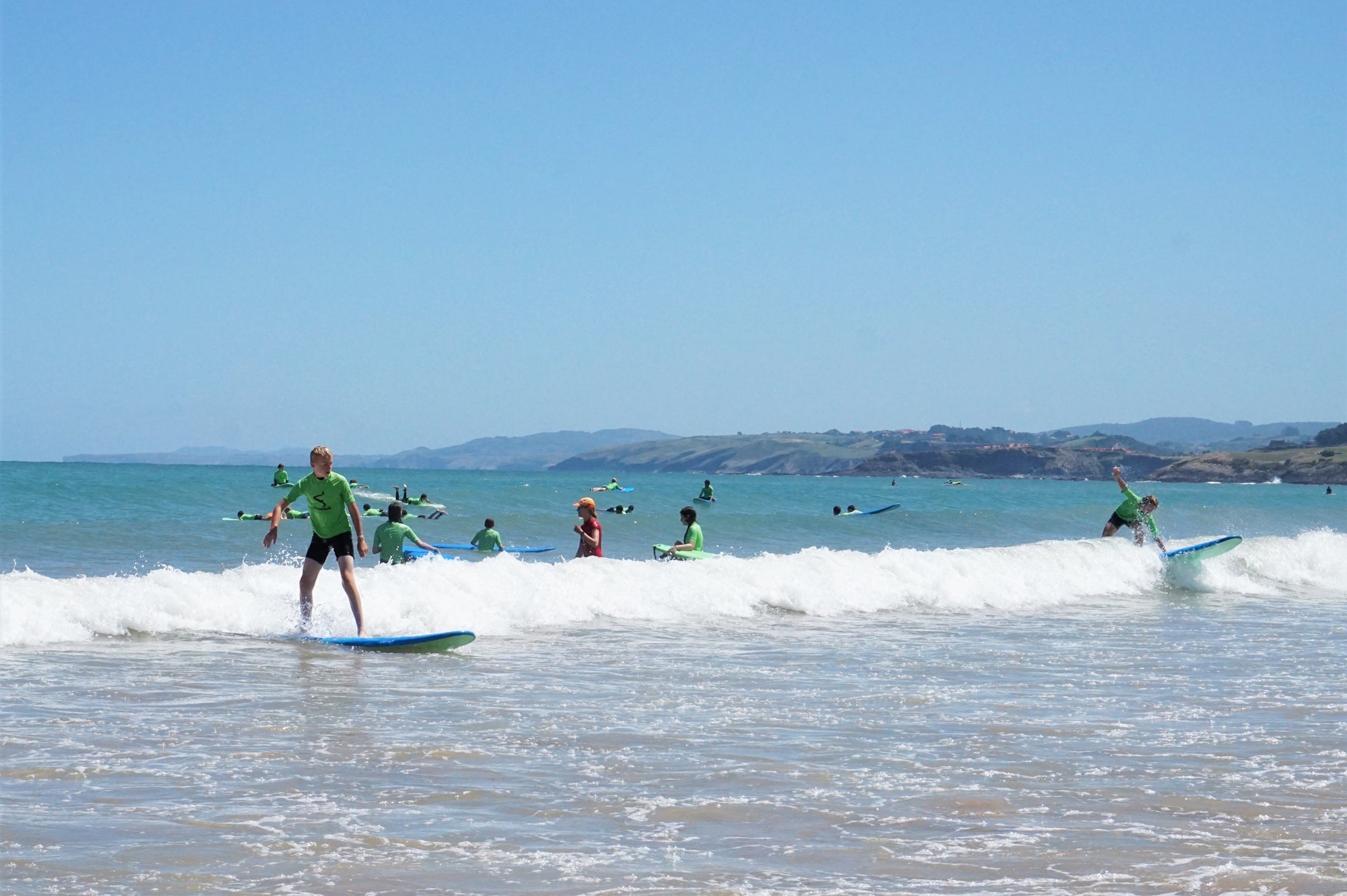 Playa Oyambre San Vicente surfistas en mar