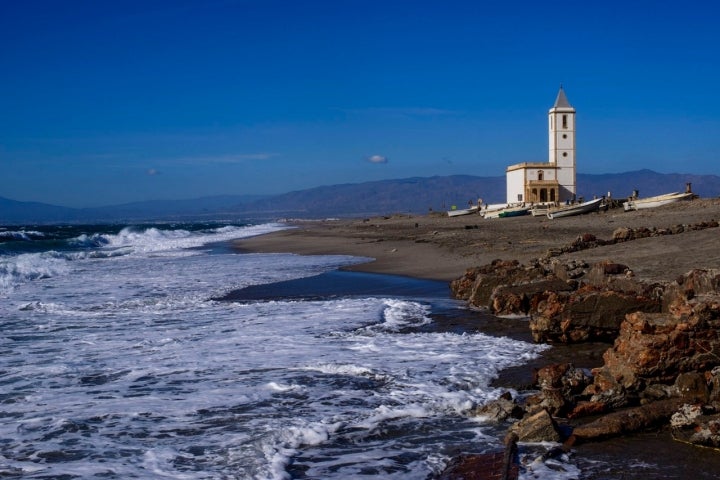 Perfecta para mantener la distancia, la playa de las Salinas.