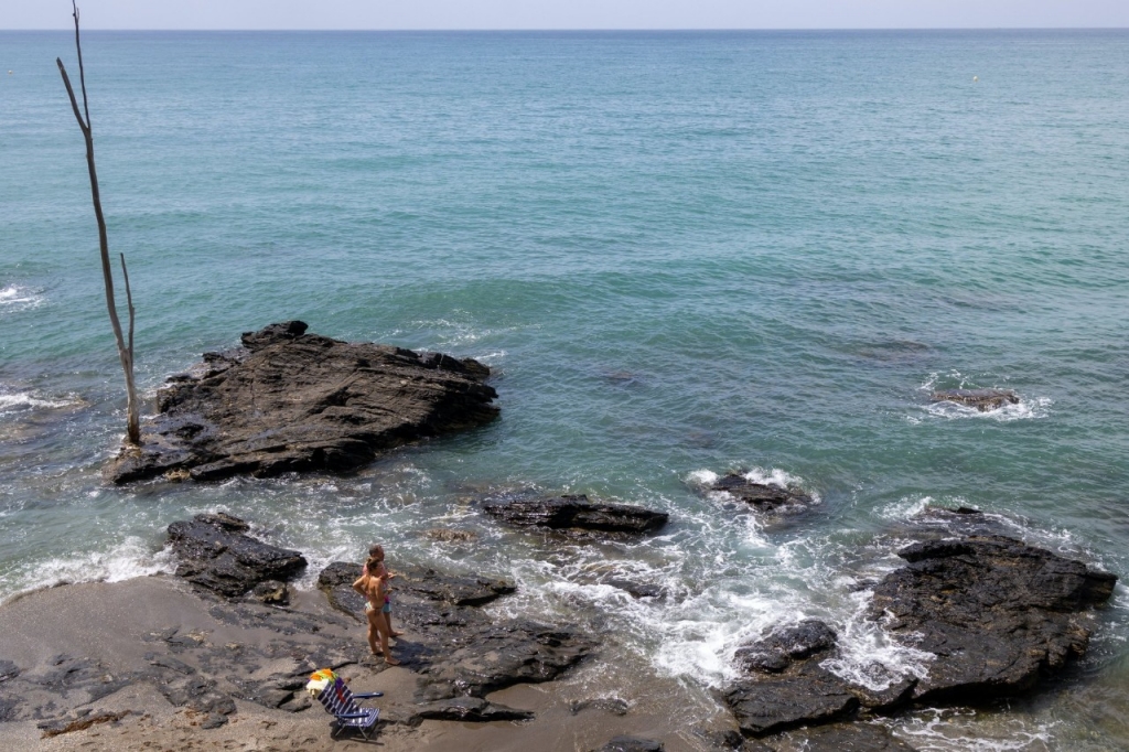 Aguas cristalinas, arena negra y cantos rodados en el corazón de la Costa del Sol