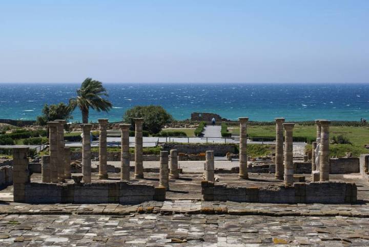 Las ruinas romanas de Baelo Claudia junto a la playa de Bolonia. Foto: Andy R (con Creative Commons).
