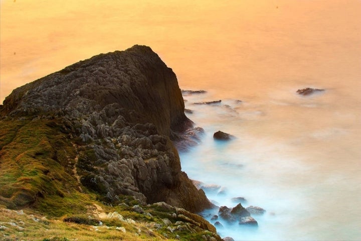 Oyambre cuenta con un hermoso campo de dunas que la separa de la Ría de la Rabia.