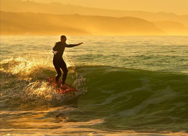 En Merón te esperan olas divertidas y kilómetros de playa poblada de amantes del surf. Foto: Jerónimo Piquero.