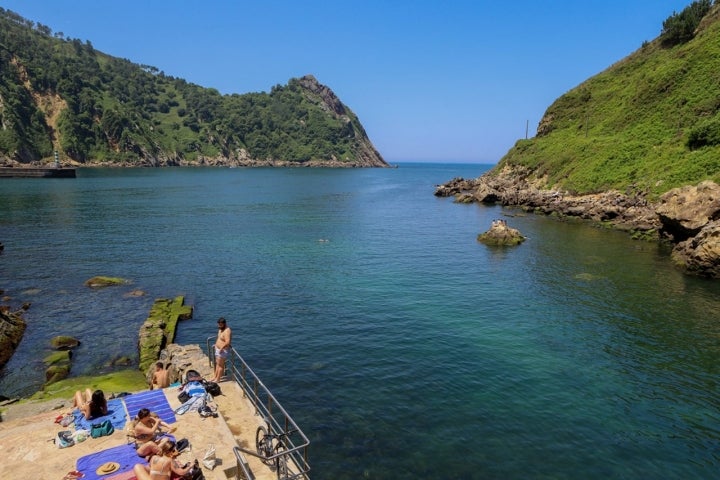 Situada en el paseo de Puntas Donibane, esta cala es toda una sorpresa.