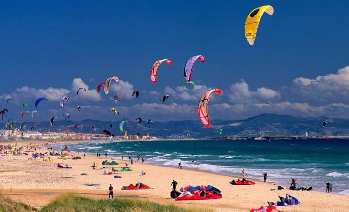 La playa de Valdevaqueros es un paraíso para practicar el kitesurf.
