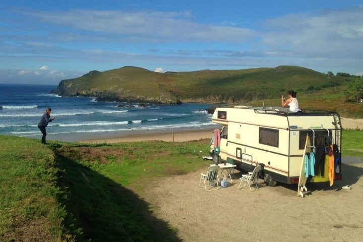 La playa de Pantín cuenta con un amplio aparcamiento. Foto: shutterstock.