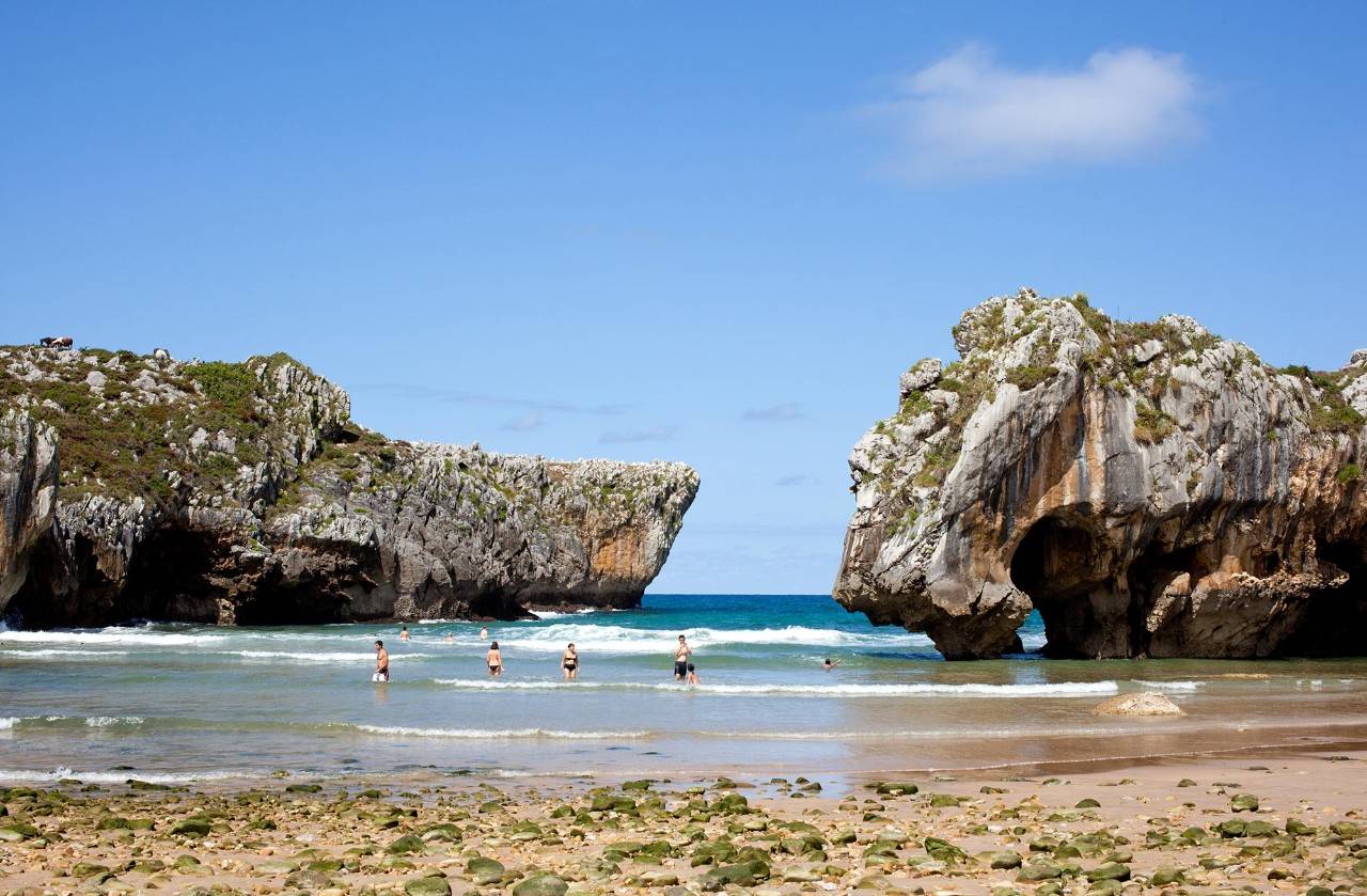 Playa Cuevas del Mar, un pequeño paraíso cántabro donde darse un chapuzón. Foto: Agefotostock.