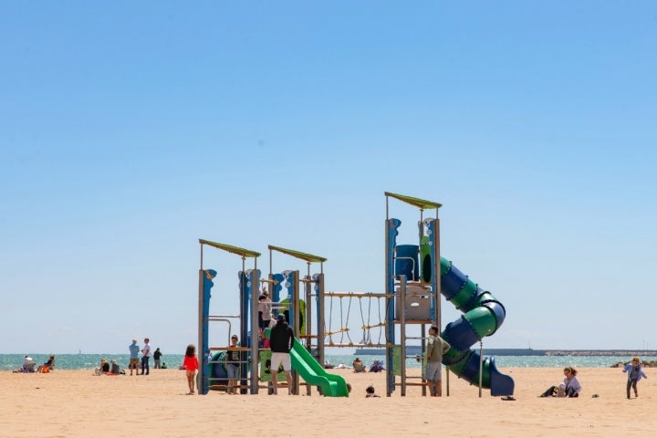 Los niños tienen opciones para cuando se aburran de los castillos de arena. 