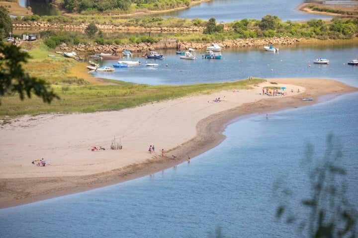 Es un lugar perfecto si echas de menos una piscina para nadar un rato largo, sin discutir con las olas.