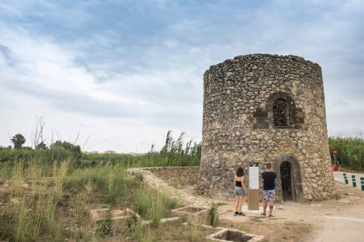 Torre Guaita, del siglo XVI, en la ribera del río Vaca de Xeraco
