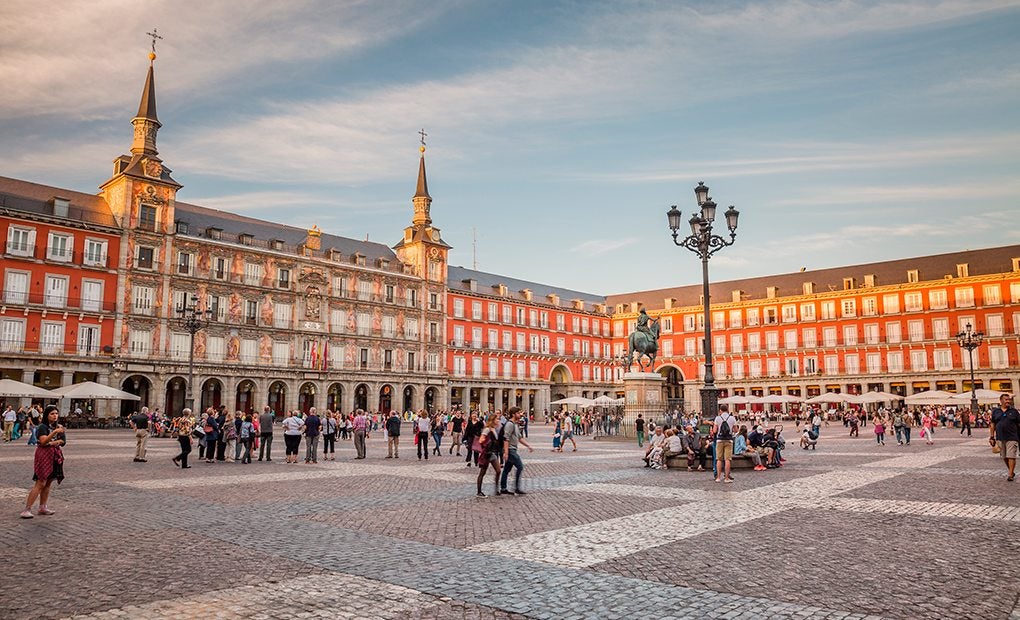 Plaza De Mayor: Ikoni Arsitektur Klasik Madrid - Menyuguhkan Pesona Megah Di Tengah Kota