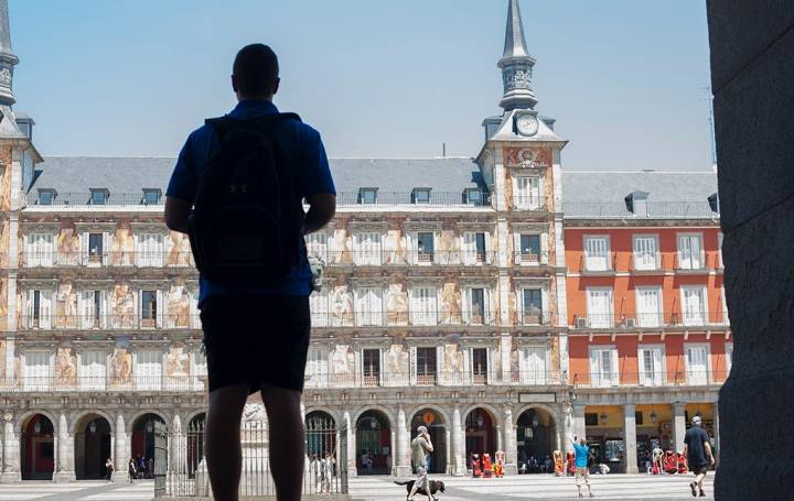Hombre observando la Plaza Mayor. Foto: Juan Aunion. Shutterstock.com.