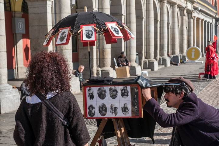 Fotógrafo retratando personas en la Plaza Mayor. Foto: Miquelito. Shutterstock.