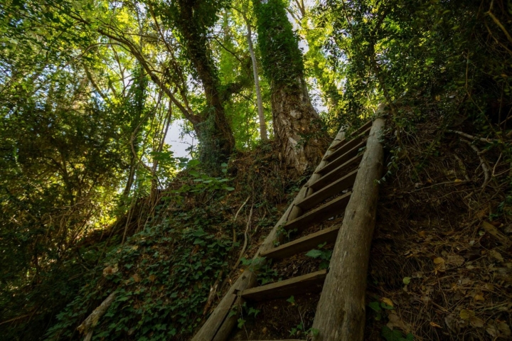 El sendero botánico que sale de Villalba de la Sierra se complica al pasar por el poblado del Salto de Villalba.