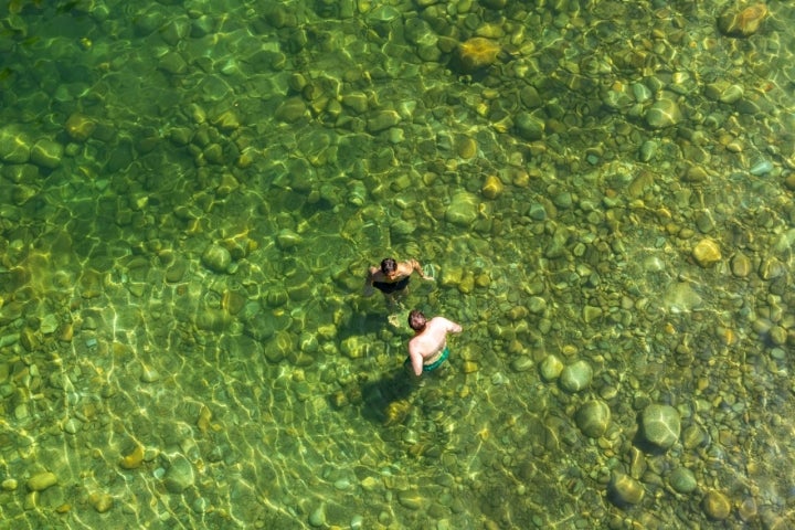 Las aguas cristalinas te permiten ver el fondo.